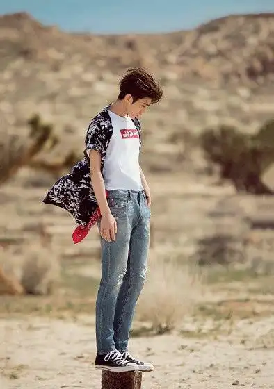 蔡徐坤的身材是黄金比例看到他的8头分身黑粉不敢说话了