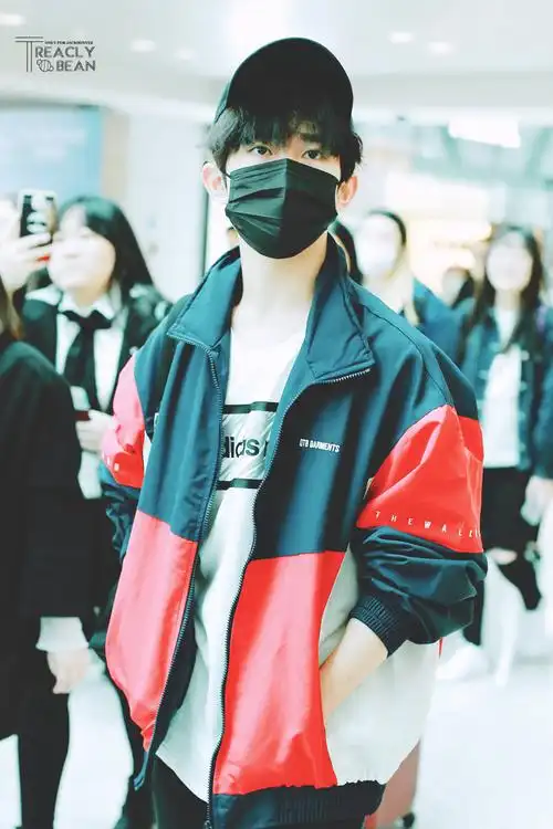 易烊千玺回国 易烊千玺首尔✈️北京 大佬回来啦