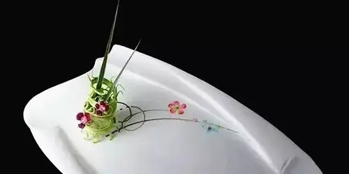 一款好看的盘饰,是如何摆出来的?(附视频演示)