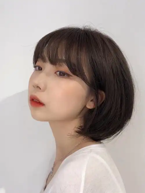 超好看的女生短发发型推荐 法式齐刘海