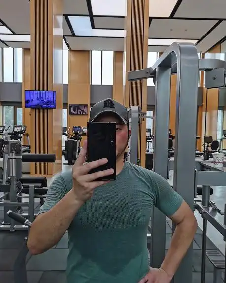 沙溢健身好拼满脸通红衣服湿一大片穿紧身衣仍能看到健硕身材