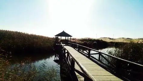 月亮湖风景区位于内蒙古自治区阿拉善盟阿拉善左旗境内,坐落在腾格里