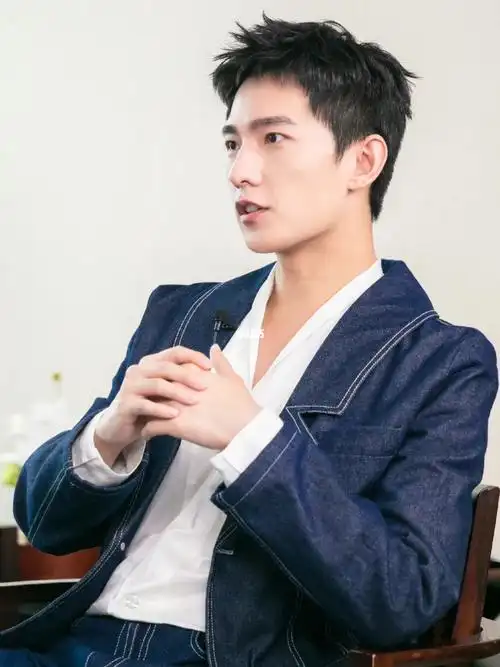 今天给大家带来杨洋同款的第二款发型,今天依然是短款的杨洋同款,因为