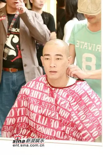 图文:tvb《铁嘴银牙》--陈小春第二次剃光头