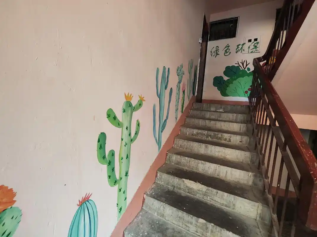 老旧楼道"穿新衣",多彩墙绘尽显"文艺范"