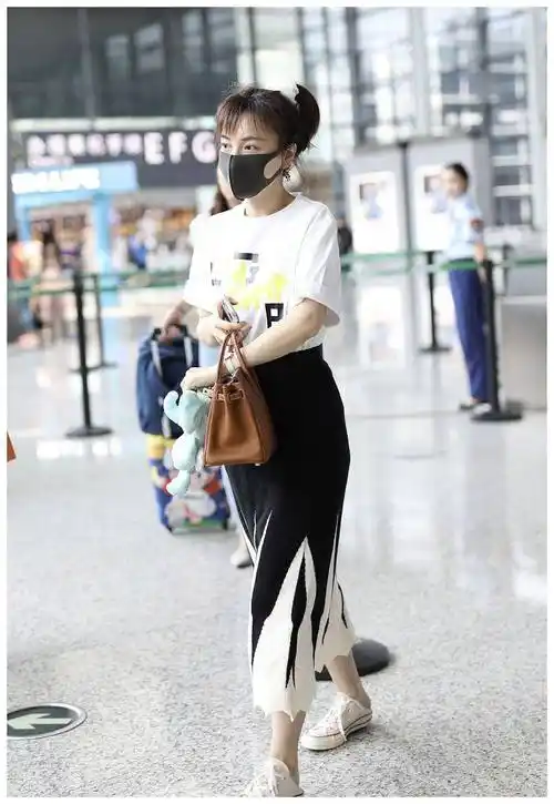 原创37岁吴昕私服越来越亮眼了蓬松马尾配白t恤清新减龄似少女