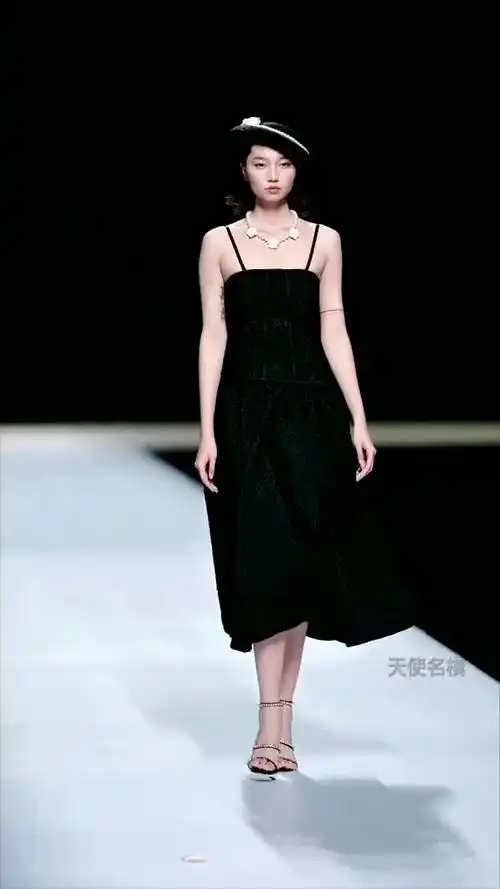 时尚女装秀#时装周 #高级感穿搭 #t台走秀 #时尚 #高贵优雅 #秀场直击