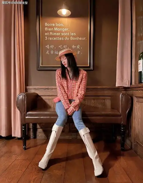 张韶涵穿搭真有范芭比粉上衣甜酷稚嫩牛仔裤配长靴穿出大长腿