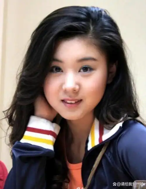 李小萌是一位在娱乐圈中拥有二十年经验的女演员,而她独特的选择是从