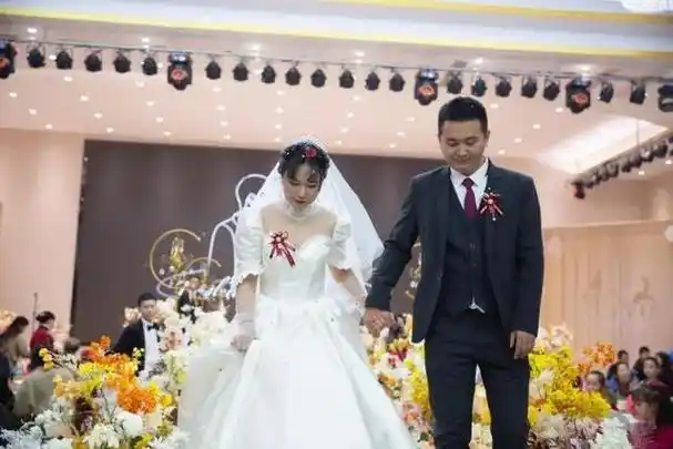 婚礼当天,老公的初恋却大闹我的婚礼,我直接让婚礼变葬礼