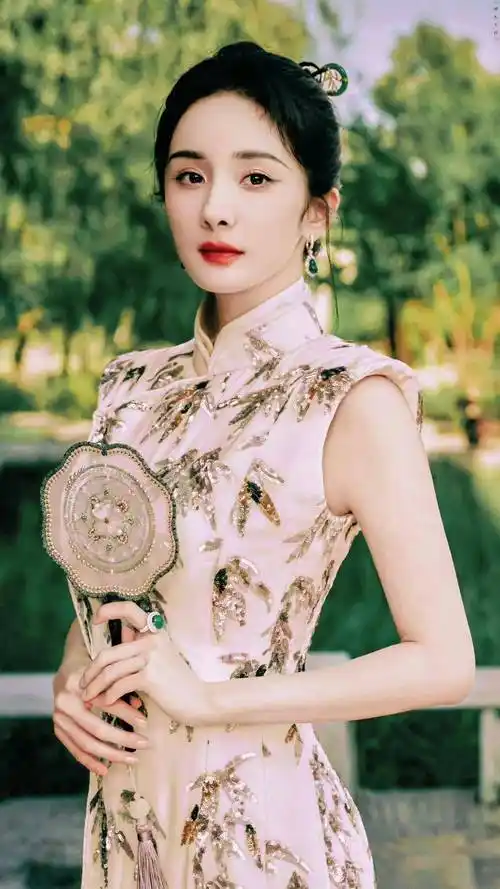 杨幂身穿人生中最美的旗袍,惊艳全场,网友直呼:美到心里了!