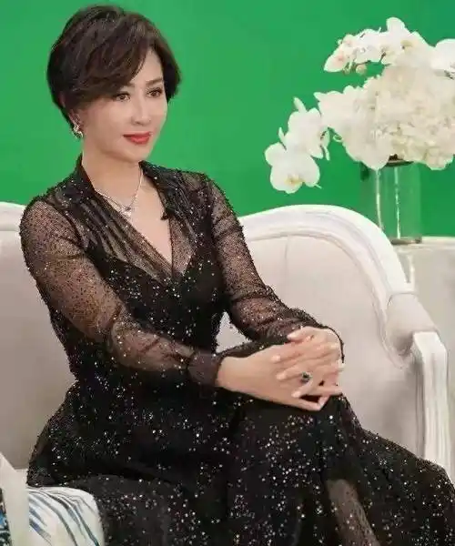 刘嘉玲一家拜佛祈福!