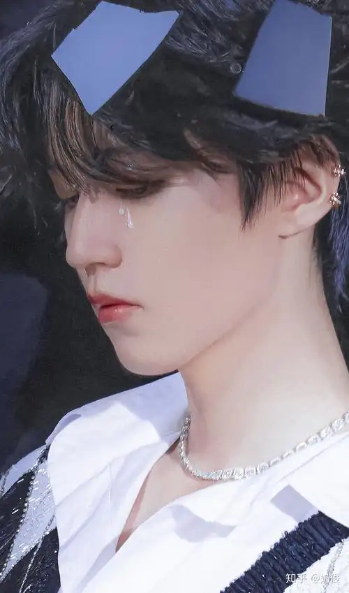 各位有没有王俊凯的侧面照