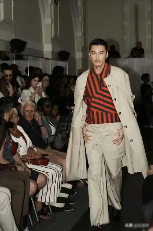 53岁胡兵伦敦爆火:外国女子疯狂围观,唯一被邀请中国明_时尚_娱乐