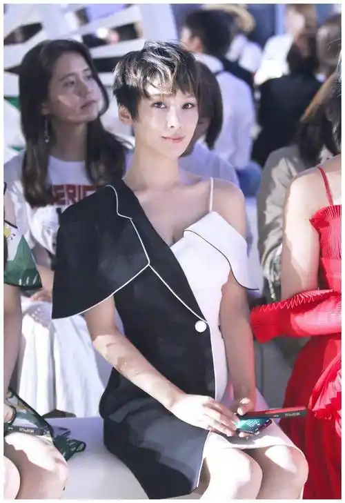 原创被吴京老婆谢楠惊艳到红色西装配喇叭裤好显高链条耳环太抢镜