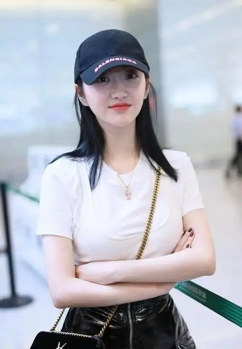 景甜真懂时尚嫌t恤宽松外面套紧身背心意外穿出精致感