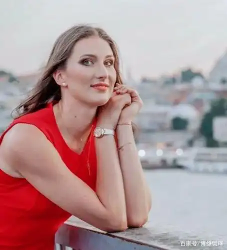 烈焰红裙!阿塞拜疆女排名将拉伊莫娃的时尚大片