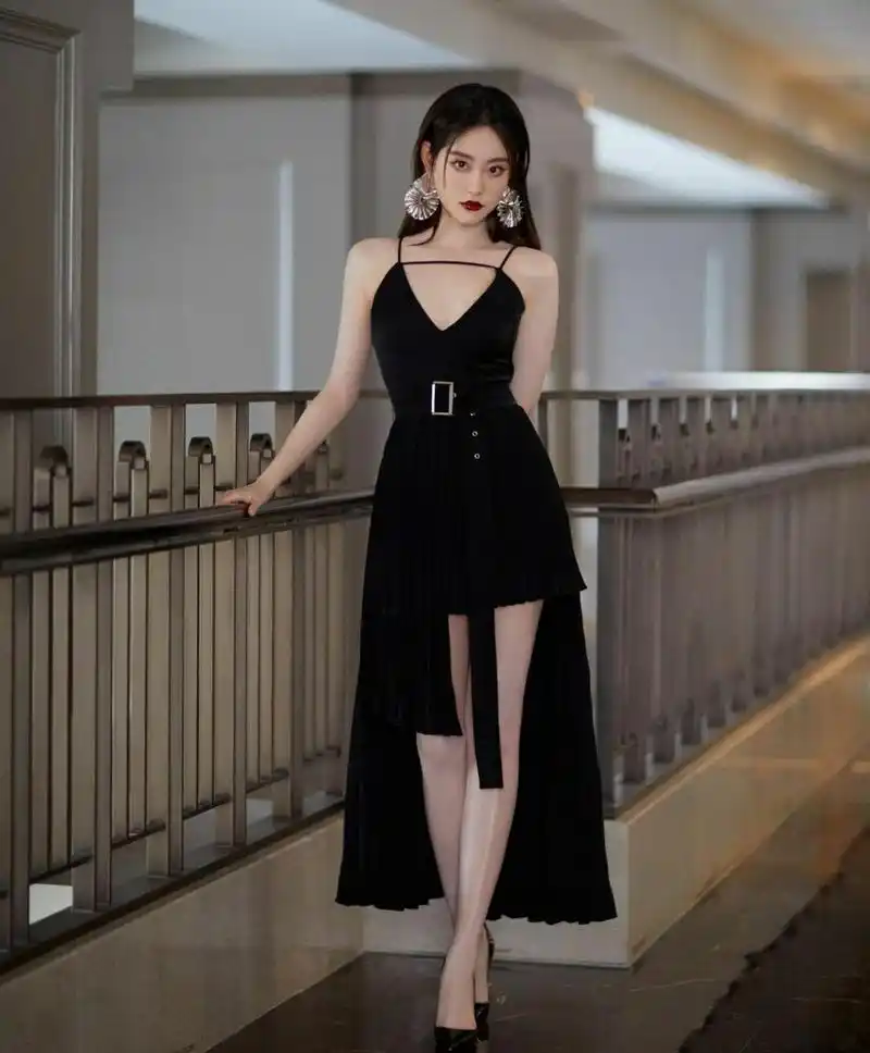 祝绪丹黑色不规则裙摆礼服