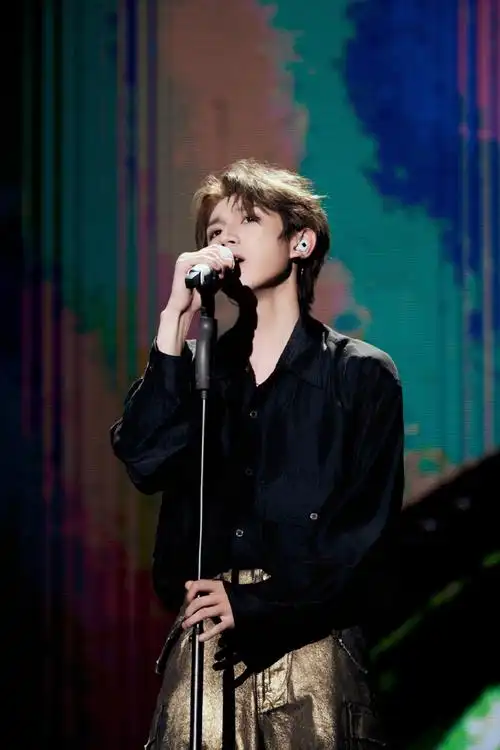 王源黑衬衫好绝