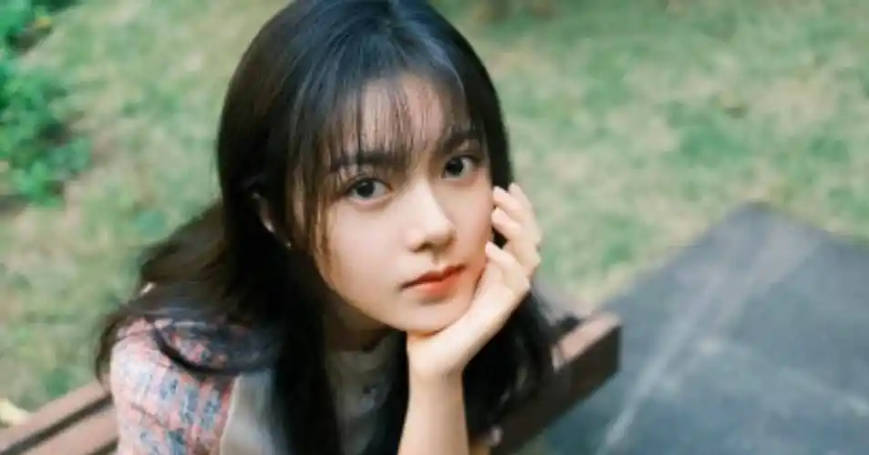 18岁"氧气美女"身材时尚苗条纤细,辣穿热裤秀白皙美腿很有气质_赵今麦