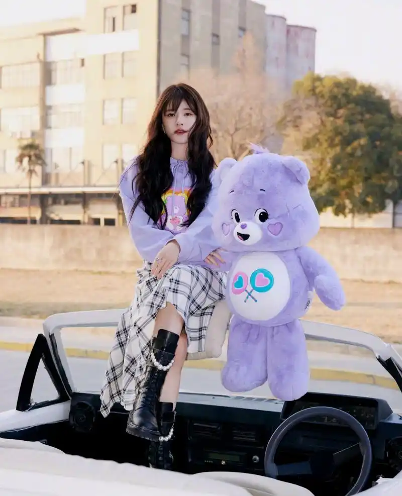 赵露思身着紫色卫衣搭配格子长裙,长卷发空气刘海造型元气满满