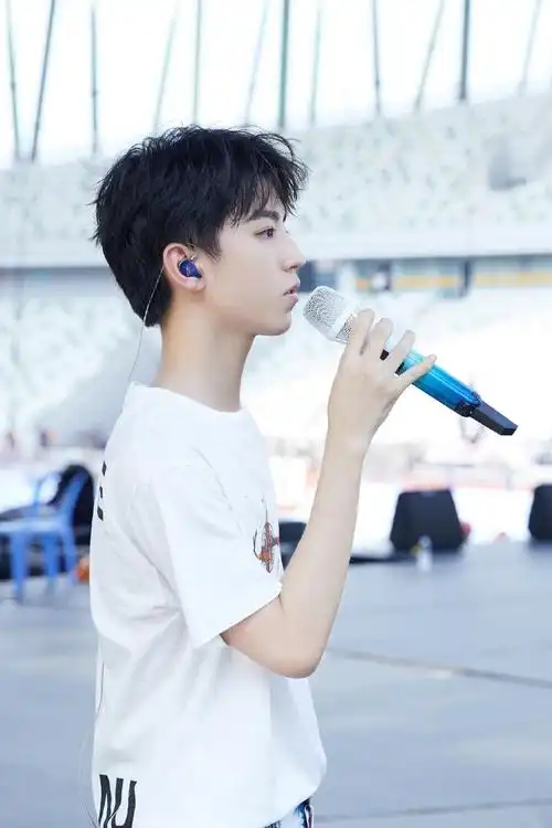 王俊凯六周年演唱会的话筒原来是专属定制的!一只纯白色
