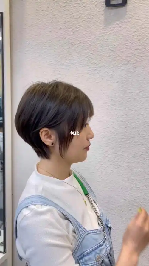 剪完短发连后脑勺都这么迷人