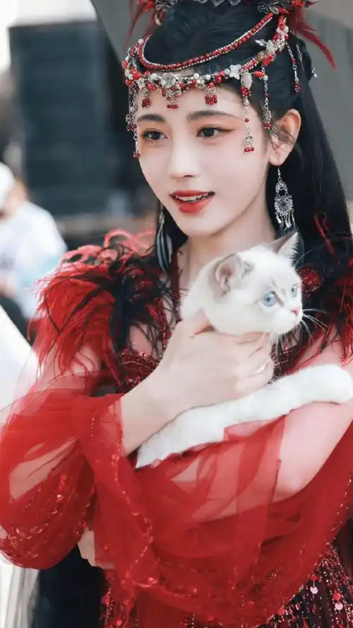 鞠婧祎红衣异域风