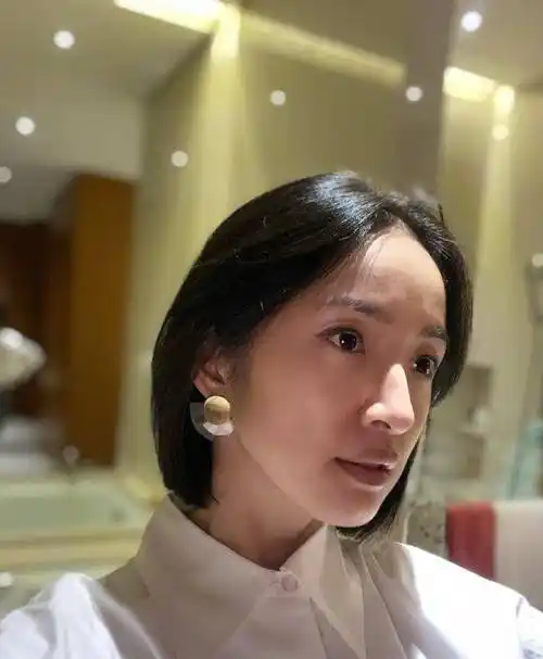 38岁林依晨真会扮嫩,剪齐刘海短发变身学妹,小v脸美得好精致