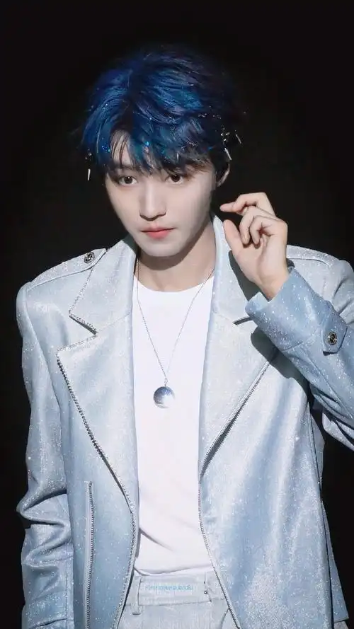 冥冥之中的天意,恰好照射出蓝海,而你恰好低头看@tfboys-王俊凯#给