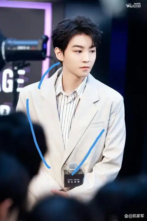 三七偏分的发型,略微厚重的眉毛,还有愈加宽厚的肩膀,都带来成熟男人