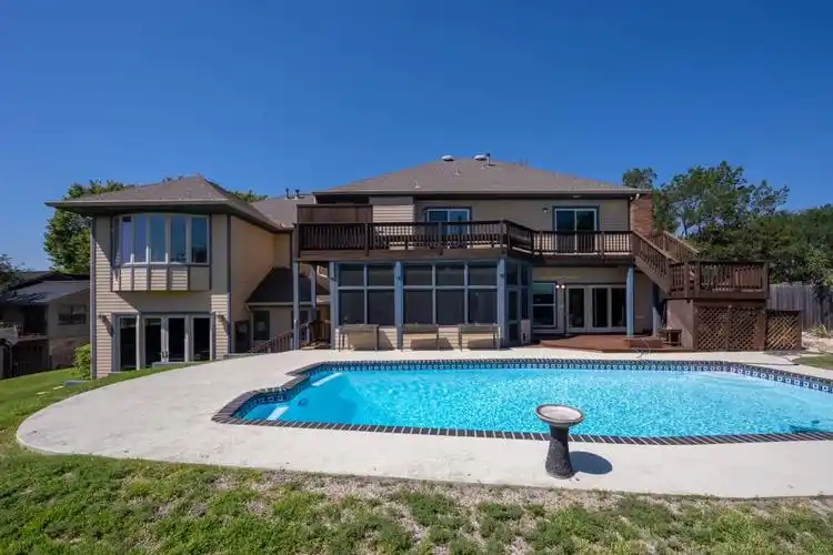 拍摄后院有泳池和篮球场的五千呎豪宅