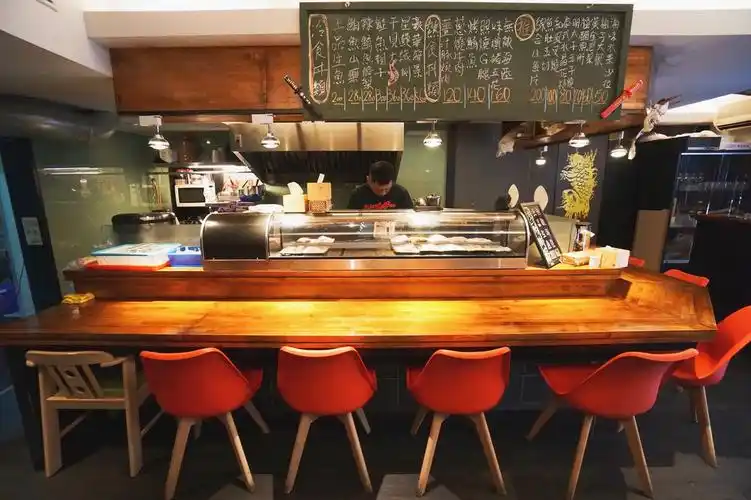 座位区分吧台与高脚椅两区,两边高低的差异,客人用餐时,视线也能错开.