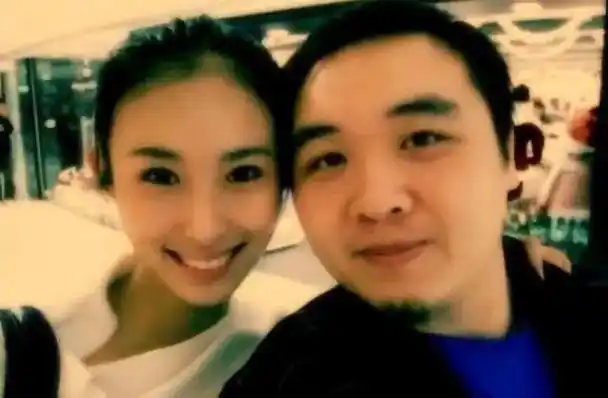 凝望着眼前这只善解人意的"小精灵",杨迪的内心深处充满了对她未来