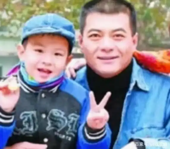 其实王新军之前有过一段失败的婚姻,在和前妻离婚之后,努力争取到了