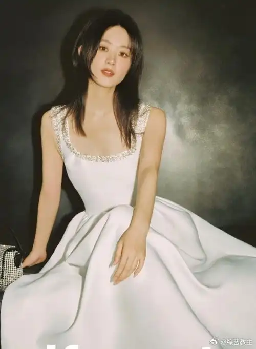 赵丽颖镶钻白裙##赵丽颖少女感披发#  赵丽颖镶钻白裙  好漂亮!