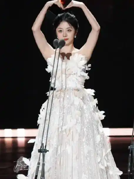 (已更换高清)#谭松韵爱奇艺尖叫之夜#only_seven谭松韵的微博视频