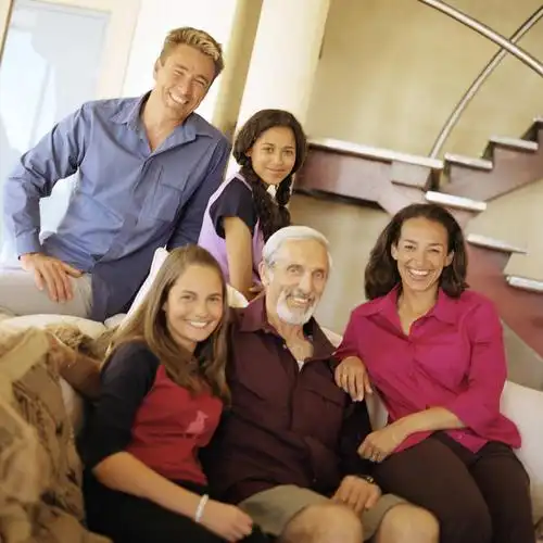 西方人,儿童,老年人,母亲,父亲,女儿,祖母,祖父,三代同堂,坐,笑,微笑