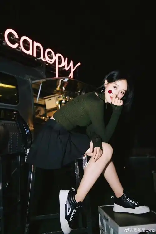 蓝盈莹暮色胶片风写真