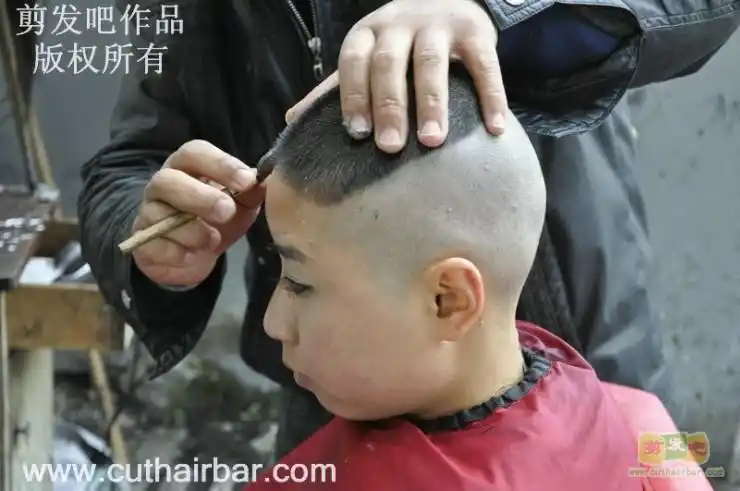 马路边剃西瓜头再剃光头剪发吧7719