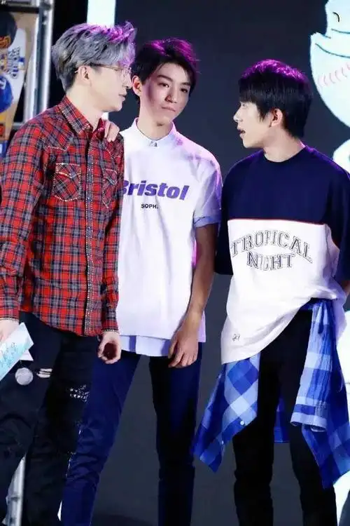 薛之谦与王俊凯王源易烊千玺台上互动,三小只可爱帅气!