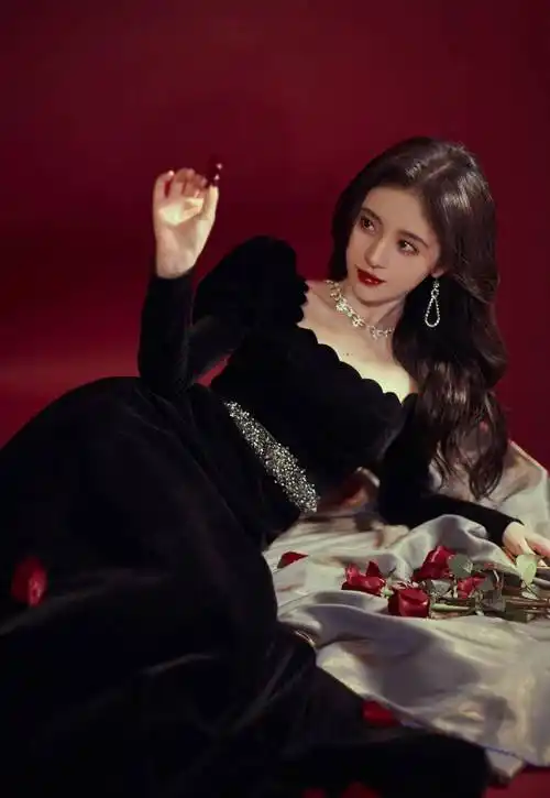 港风鞠婧祎上线,穿丝绒裙上演眼神杀,"四千年美女"实至名归!