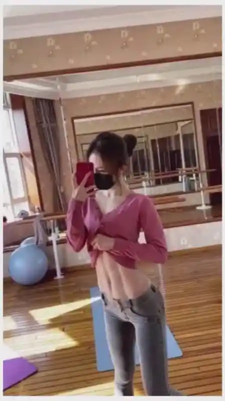 马甲线腹肌早已不能满足我拥有清晰的人鱼线边界才是行走的荷尔蒙别