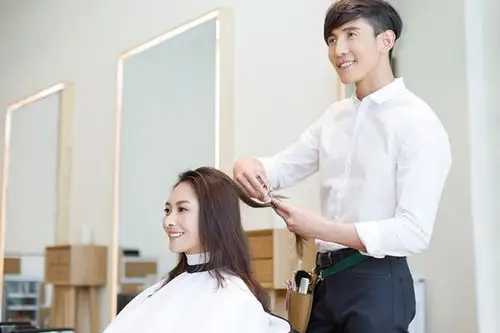 理发师给顾客理发