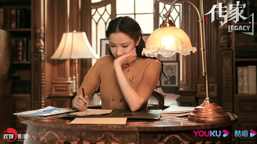 毕业于大连模特艺术学校,中国内地女演员