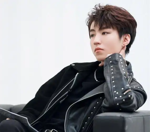 王俊凯最新帅气图片_时尚帅气王俊凯