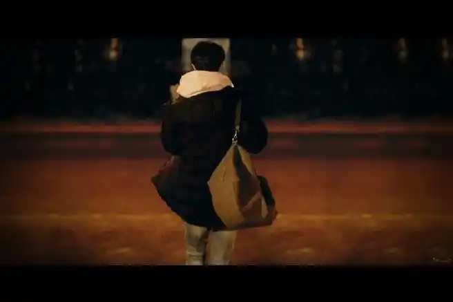 肖战的背影照很多,  我最触动的应该是这几张,  p1,背着可以装八本