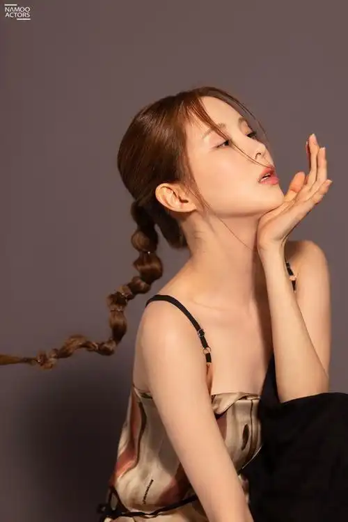 徐贤最新杂志写真曝光小秀酥胸性感迷人