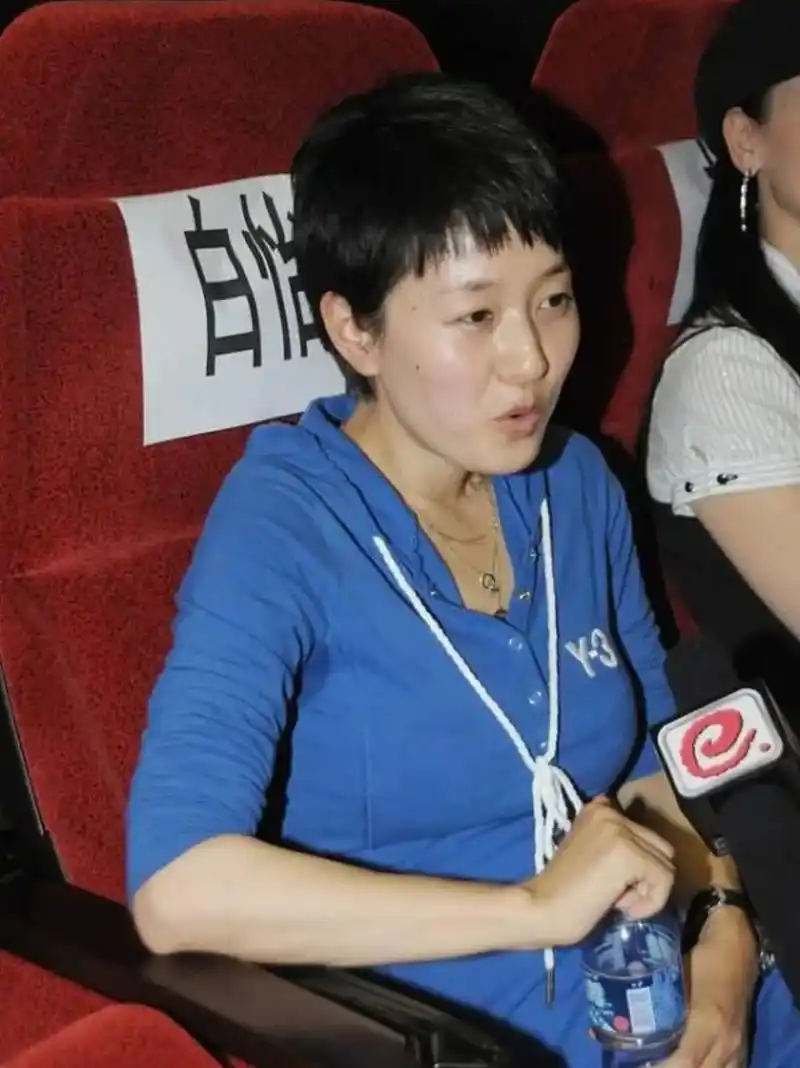 马伊琍好"接地气",素颜出镜也吸睛,穿衣简单却显高级