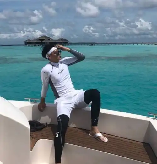 黄子韬海边度假大晒身材,网友:人帅景美让人垂涎不已